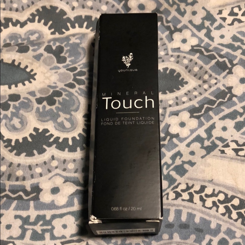 Mineral Touch Liquid Foundation in Scarlet